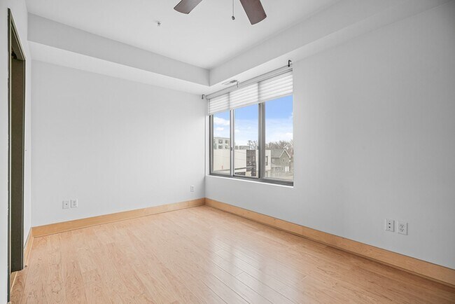 Building Photo - Modern 1-Bed 1.5-Bath + Den Condo in Minneapolis!