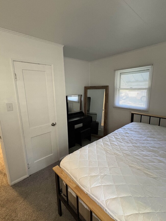 Building Photo - 22 Savannah St