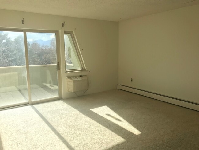 Building Photo - Top Floor South Facing One Bedroom Condo In North Boulder!  Perfect Location!