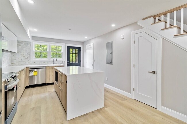 Building Photo - 192 Main St