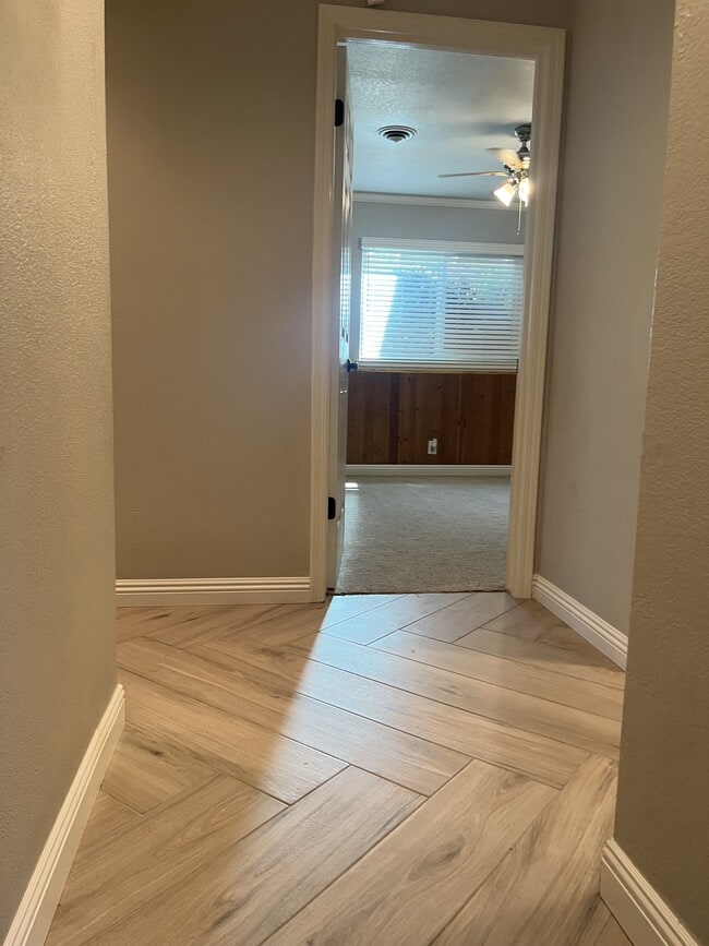 Building Photo - 1741 Tamarack Dr