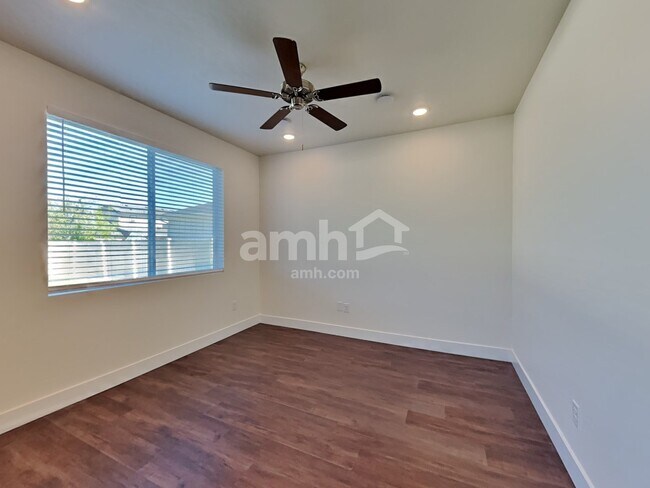 Building Photo - 979 N Nichole Ave