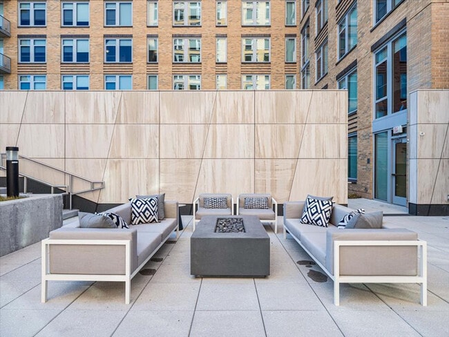 Building Photo - 400 Army Navy Dr