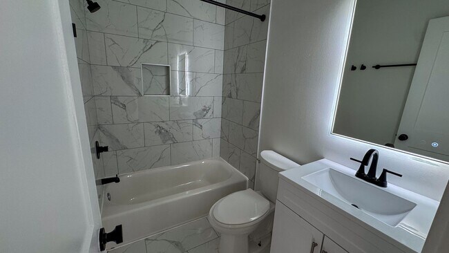 Building Photo - 4 Bed / 2 Bath University Area Apartment