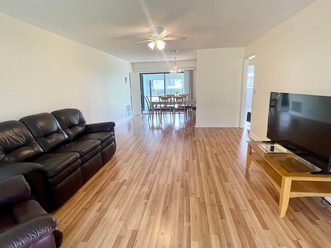 Building Photo - 4961 Dovewood Rd