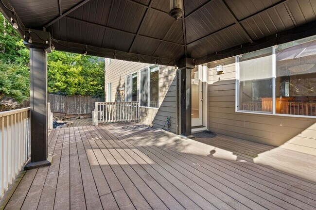 Building Photo - 15119 SW Greenfield Dr
