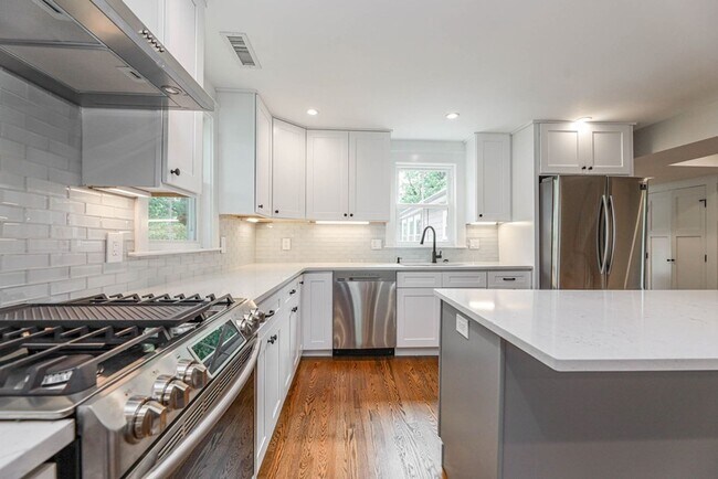 Building Photo - Modern 4bed 3 Bath with 3 parking