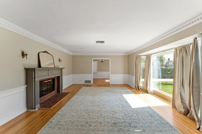 Building Photo - Single-story 3+3 in Woodland Hills w/appli...