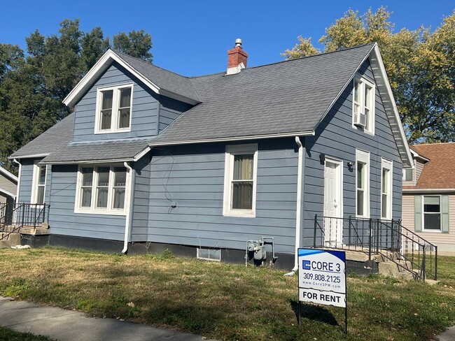 Building Photo - Charming 3-Bedroom Home with Den on Spacio...