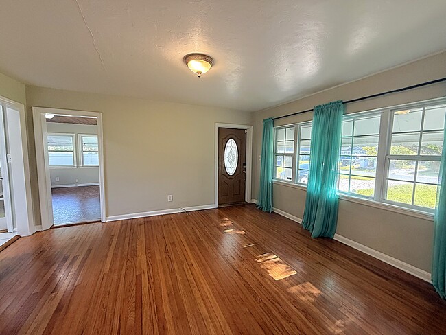 Building Photo - 3000 Knollwood Cir