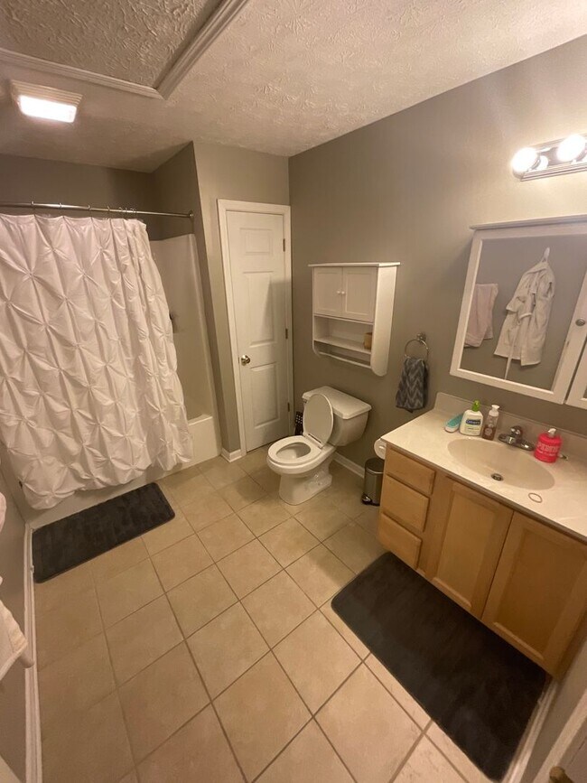 Building Photo - ****AVAILABLE AUGUST 2027**** Large 3 bed, 3 bath House with fenced yard