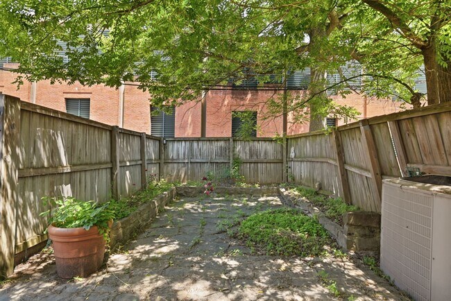 Building Photo - 717 Copeland St