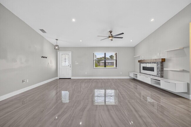 Building Photo - 825 SE Starflower Ave