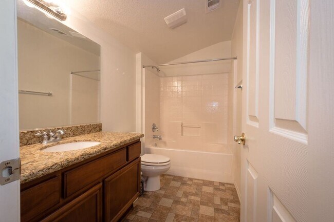 Building Photo - 4 Bed Home for Rent Palmdale CA 93551