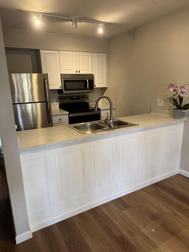 Building Photo - 1bd/1ba condo on 1st floor w/ pool access *1/2 off first month's rent