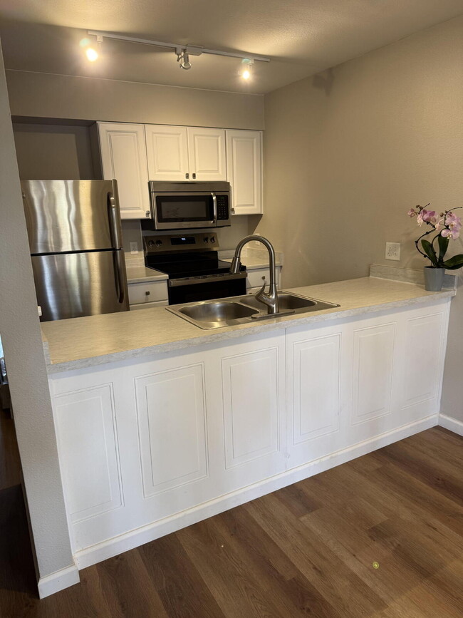 Building Photo - 1bd/1ba condo on 1st floor with pool access