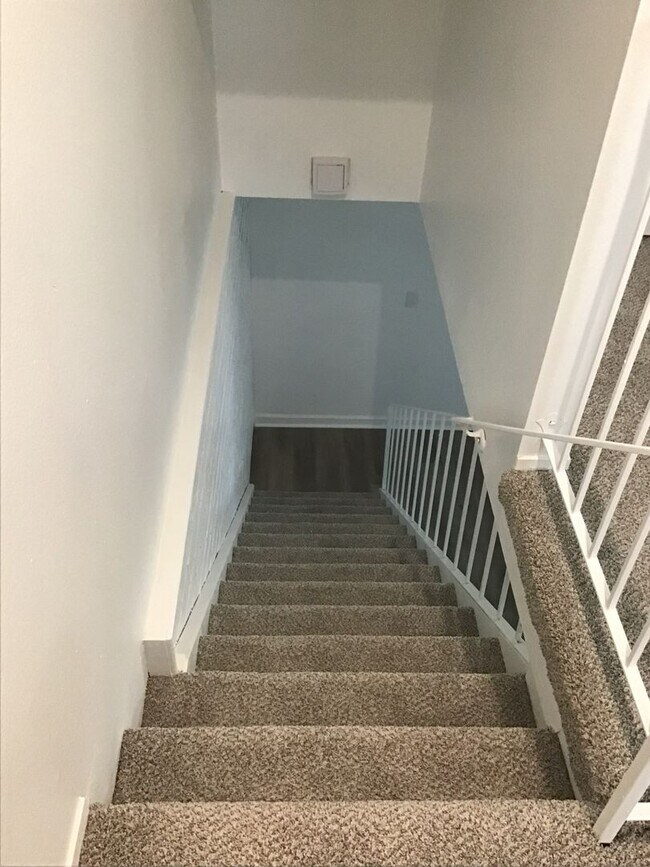 Building Photo - Townhouse condo Hillsdale Oaks