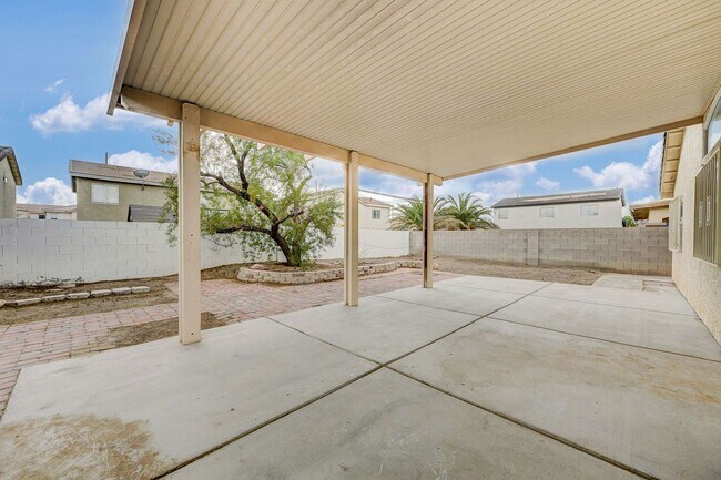 Building Photo - Rare Single Story Home with hard flooring!