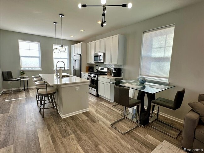 Building Photo - 2500 Normandy Rd