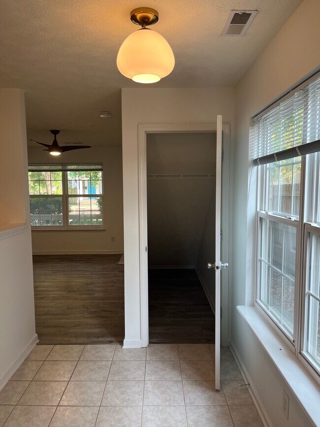 Building Photo - 1414 E New York St