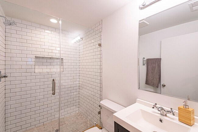 Building Photo - Four Bed Point Breeze Home