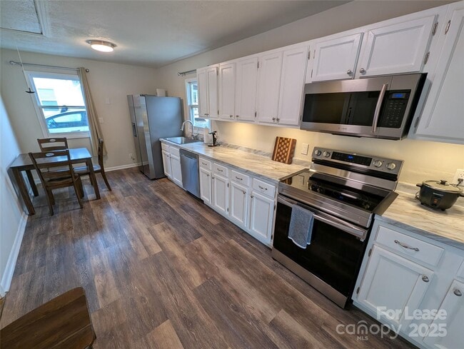 Building Photo - 25.5 Woodrow Ave