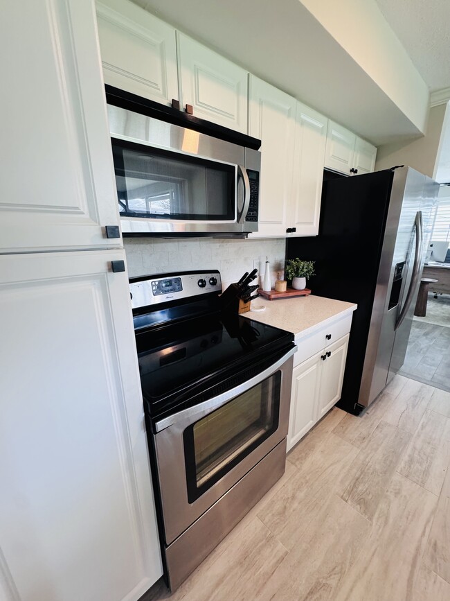 Building Photo - 13926 Sunset Dr