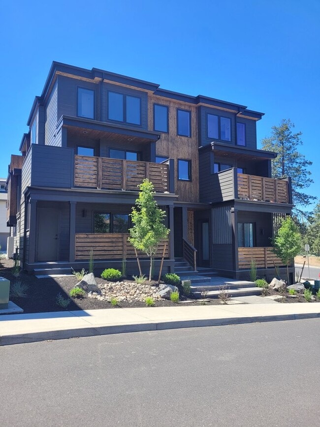 Primary Photo - Modern living near Old Mill! Beautiful unf...