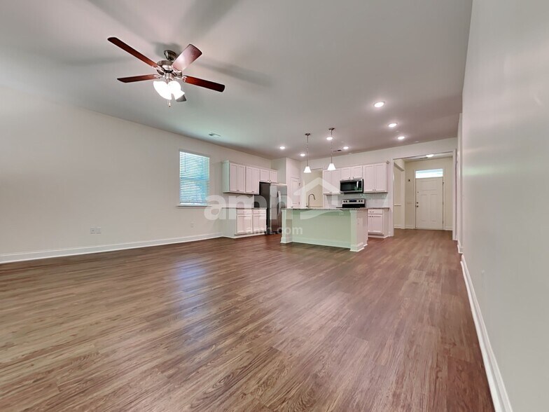 Building Photo - 219 Swan Dr