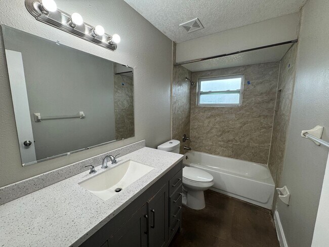 Building Photo - Lovely 3 Bedroom, 2 Bathroom Home in the Heart of Deltona!!