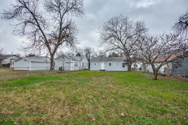 Building Photo - Beautifully Remodeled 3-1 in Sherman! Fridge, Washer and Dryer Included!