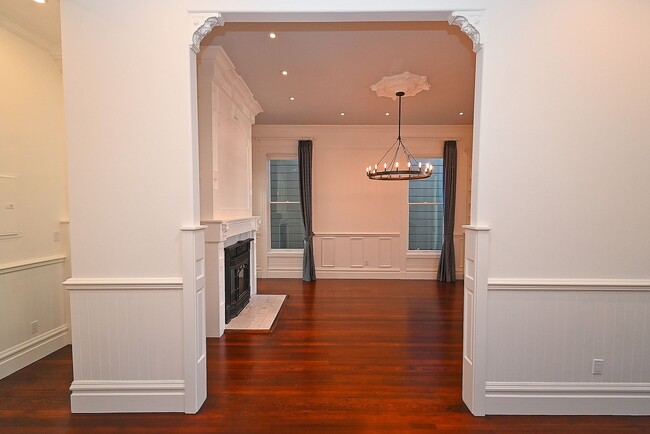 Building Photo - January Special!  Elegant 4 br/2 ba Victor...