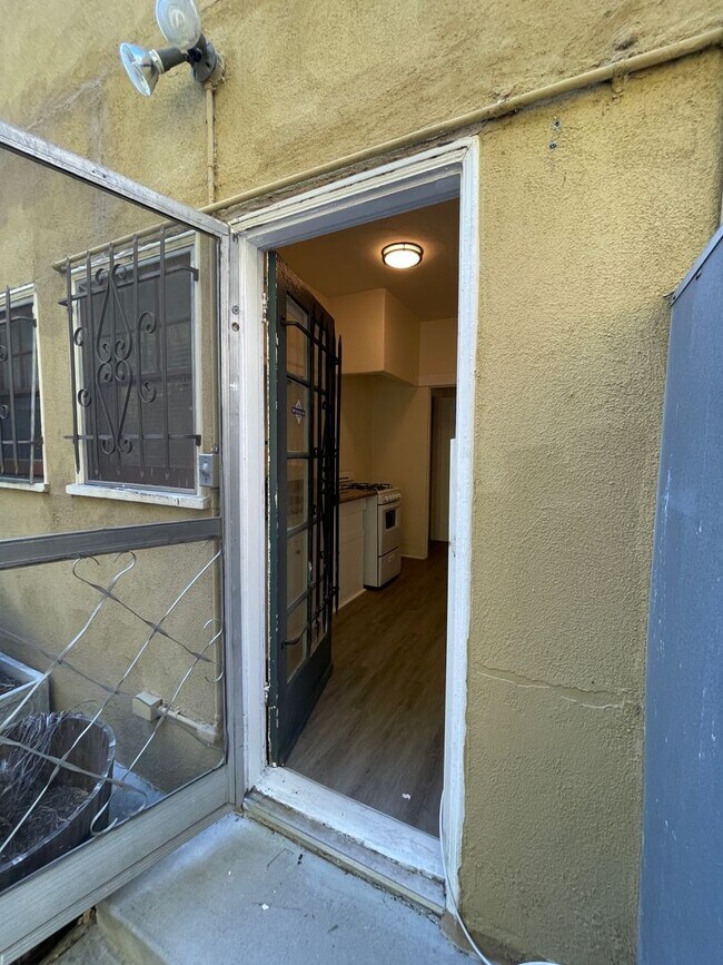Building Photo - ECHO PARK studio ready to move in!!! Locat...