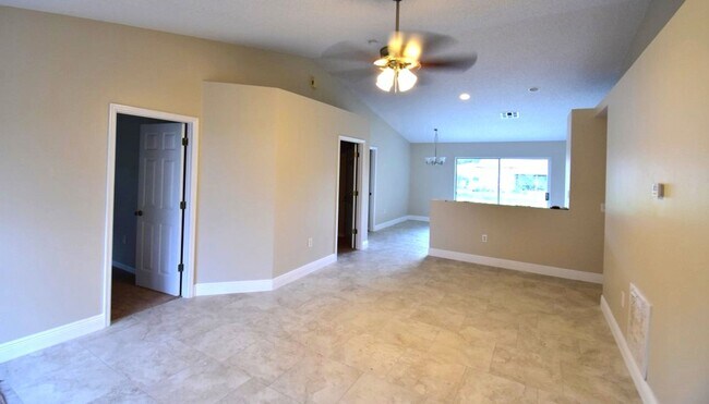 Building Photo - Spacious 3 Bedroom 2 Bath