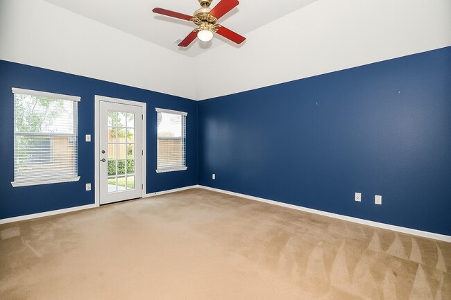 Building Photo - 15410 Hazel Thicket Tr