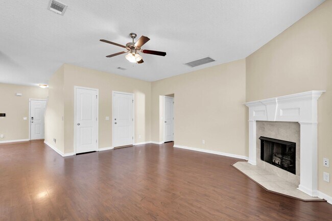 Building Photo - 659 Red Oak Ln