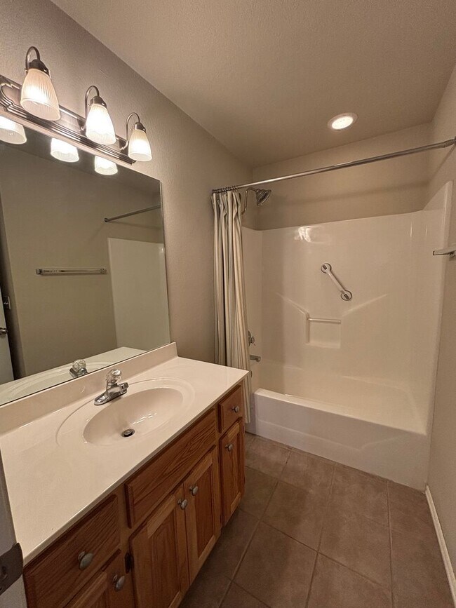 Building Photo - Awesome 3 bed/2bath/2 car Split floor plan in Southfork III!