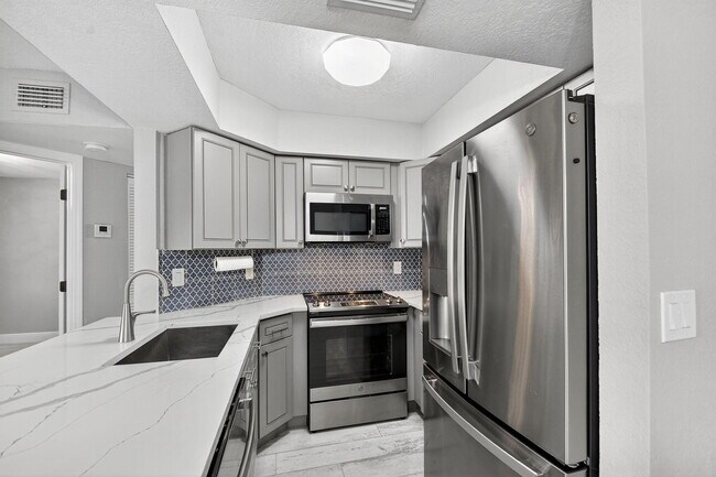 Building Photo - 4707 Lucerne Lakes Blvd E