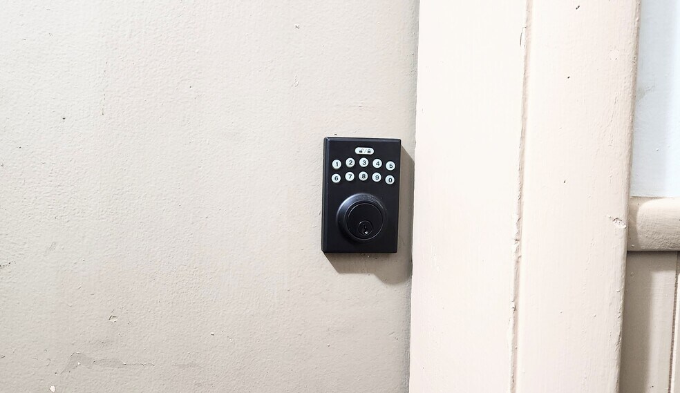 Building Photo - 3025 Devereaux Ave