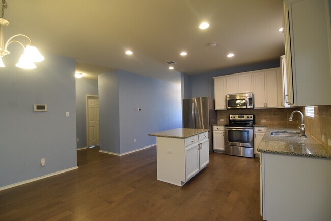 Building Photo - 3402 Claymore St