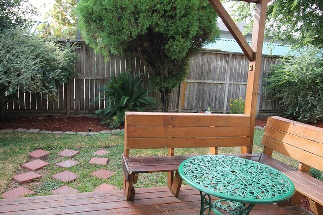 Building Photo - 1454 Forest Home Dr