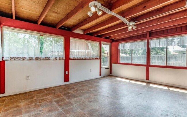 Building Photo - Large Aurora Lynn Knolls Home