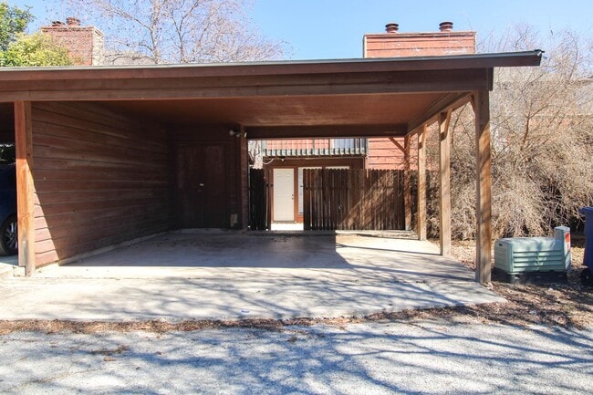 Building Photo - 1327 Julienne Pl