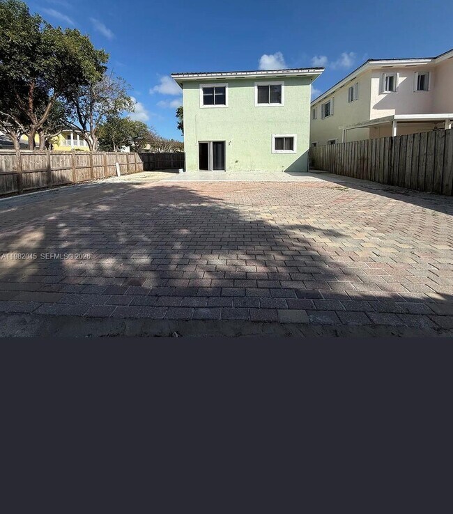 Building Photo - 390 NE 35th Ave