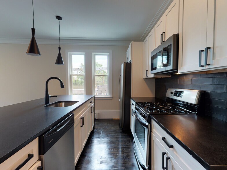 Building Photo - 839 Parker St