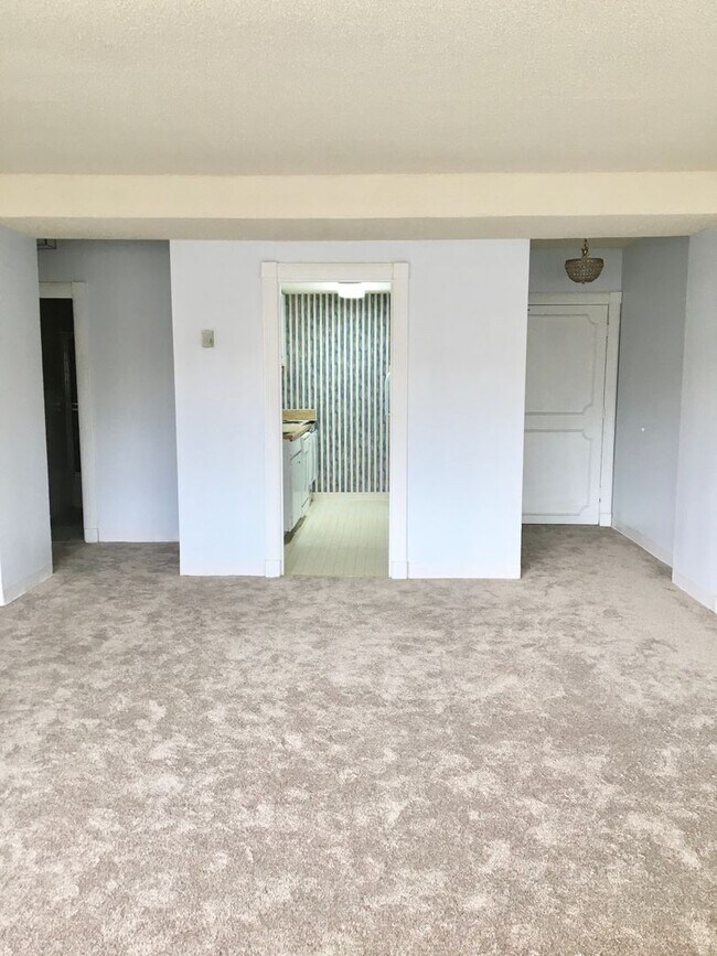 Building Photo - Senate Plaza