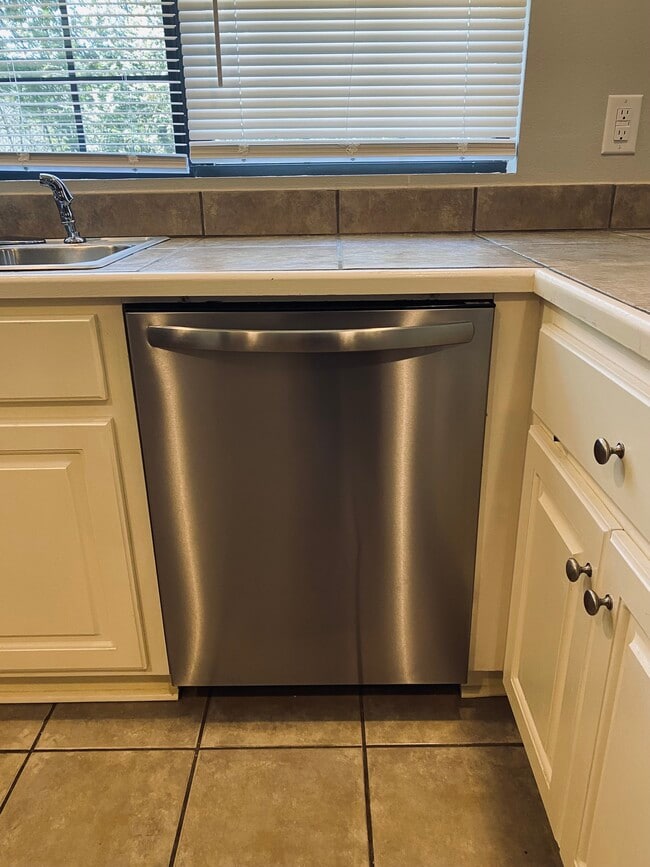 Building Photo - 19 Cedaridge Dr