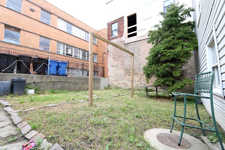 Building Photo - 2440 S Oakley Ave