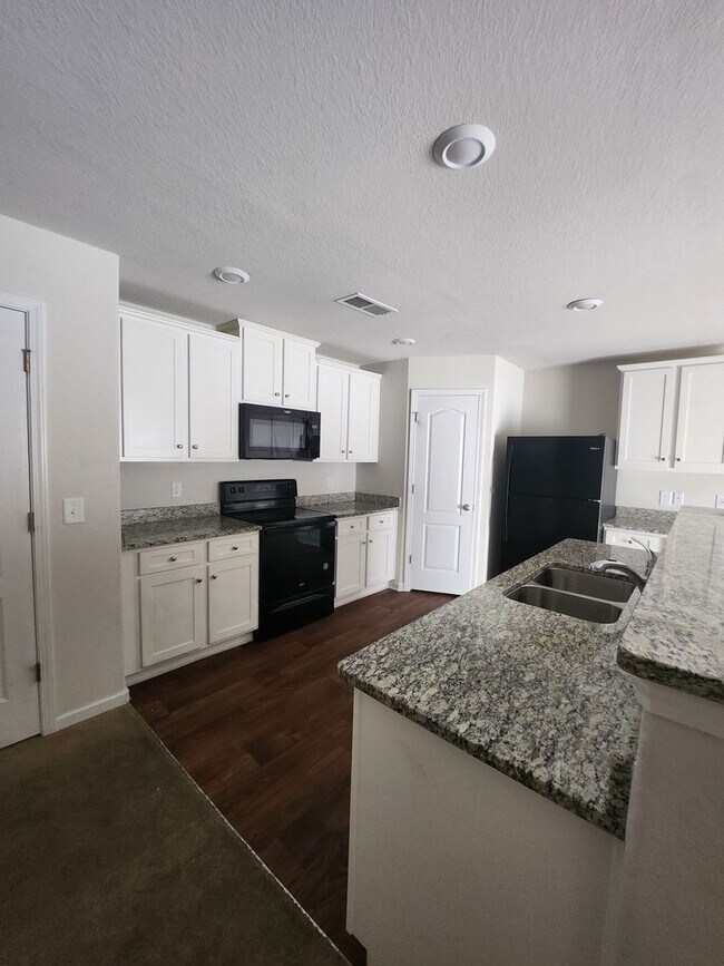 Building Photo - Beautiful End Unit in Paw Creek Village