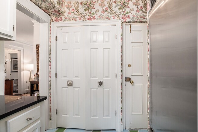 Building Photo - 2260 Peachtree Rd